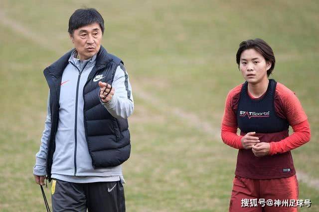 组图：日本队备战世界杯 铃木彩艳在训练中扑救
